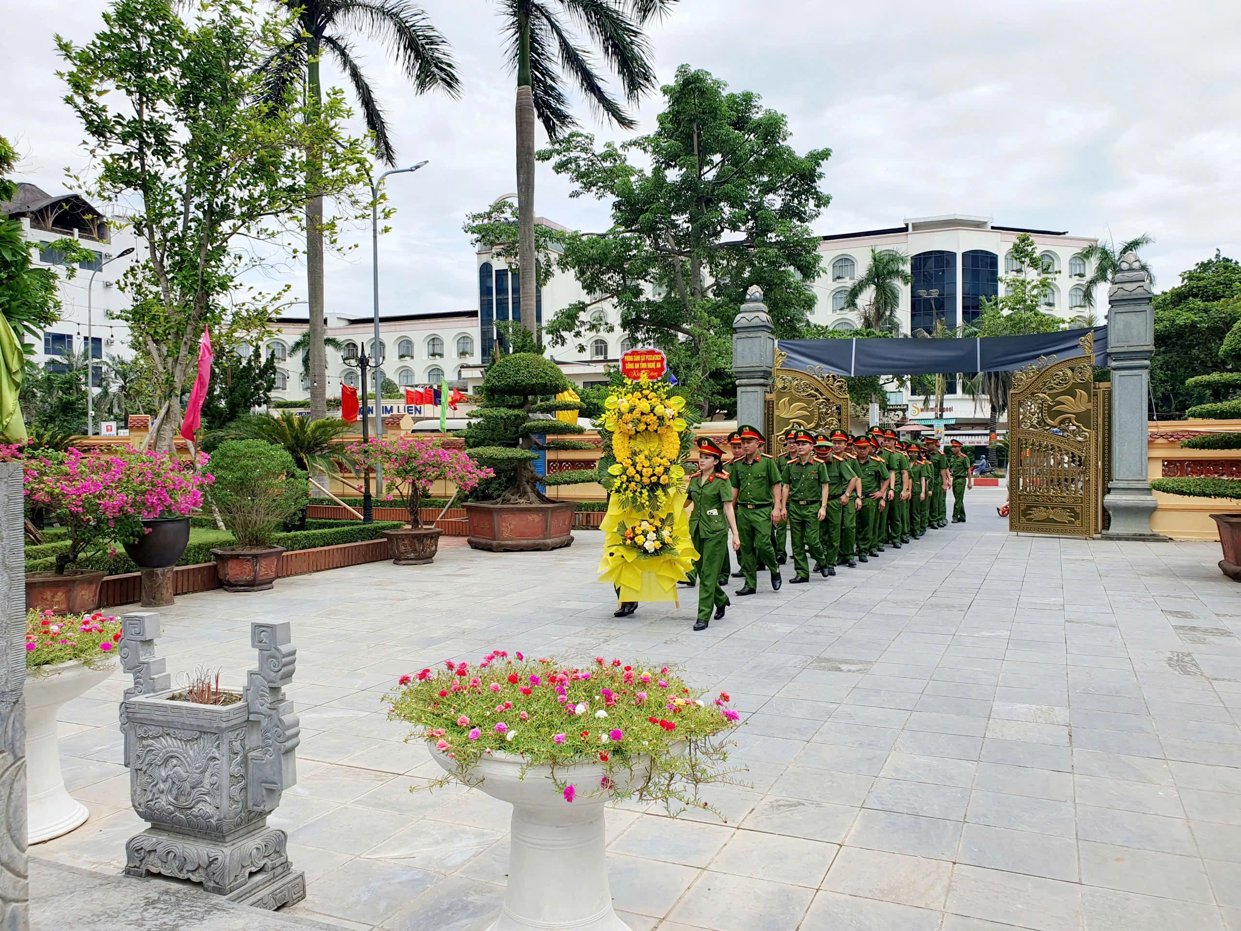 Phòng Cảnh sát Phòng cháy, chữa cháy và cứu nạn, cứu hộ Công an tỉnh Nghệ An dâng hương tại các địa chỉ đỏ nhân kỷ niệm 79 năm Ngày Thương binh - Liệt sĩ
