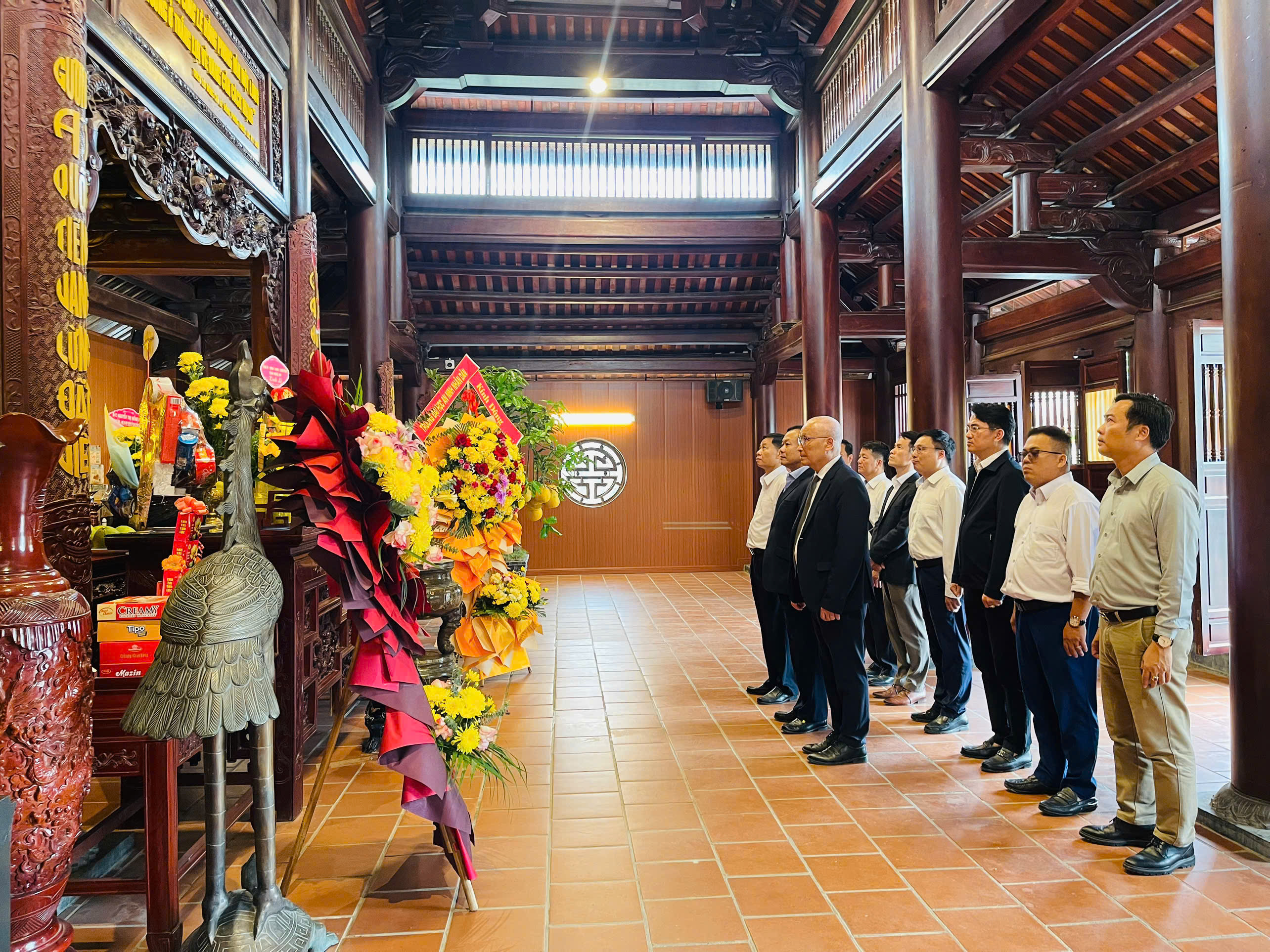 Đoàn đại biểu Đảng ủy, Ban Giám hiệu trường đại học An Ninh Nhân Dân dâng hoa, dâng hương tại Di tích quốc gia Khu lưu niệm TBT Lê Hồng Phong.