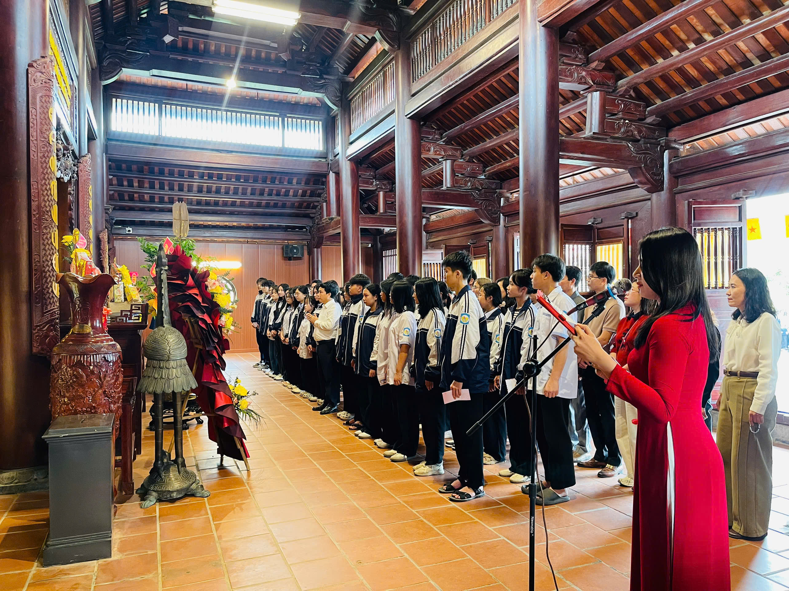 Trường THPT Chuyên Phan Bội Châu tổ chức hoạt động trải nghiệm tại Di tích quốc gia Khu lưu niệm TBT Lê Hồng Phong