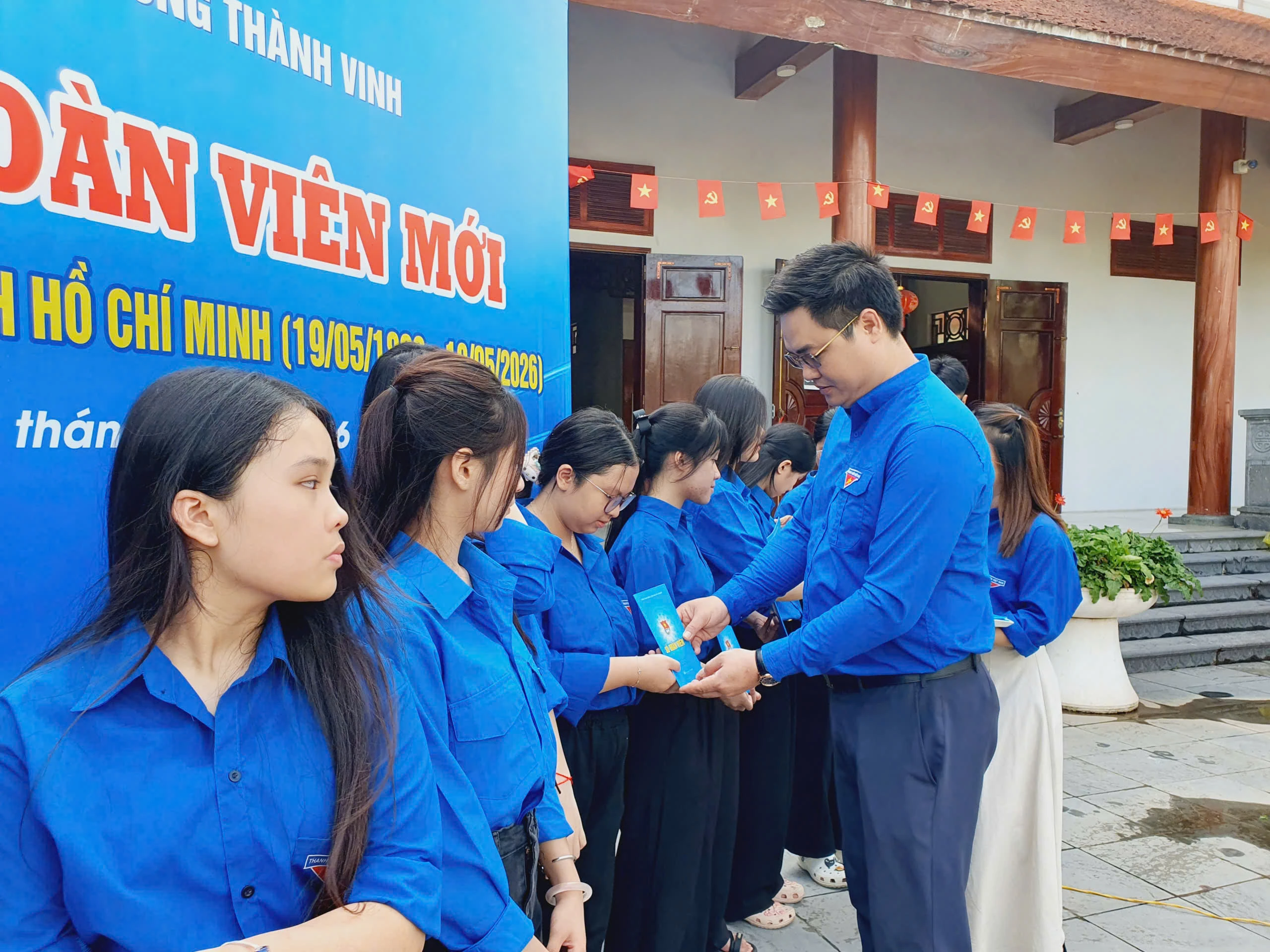 Tuổi trẻ phường Thành Vinh tổ chức lễ kết nạp đoàn viên mới tại Nhà lưu niệm đồng chí Nguyễn Thị Minh Khai
