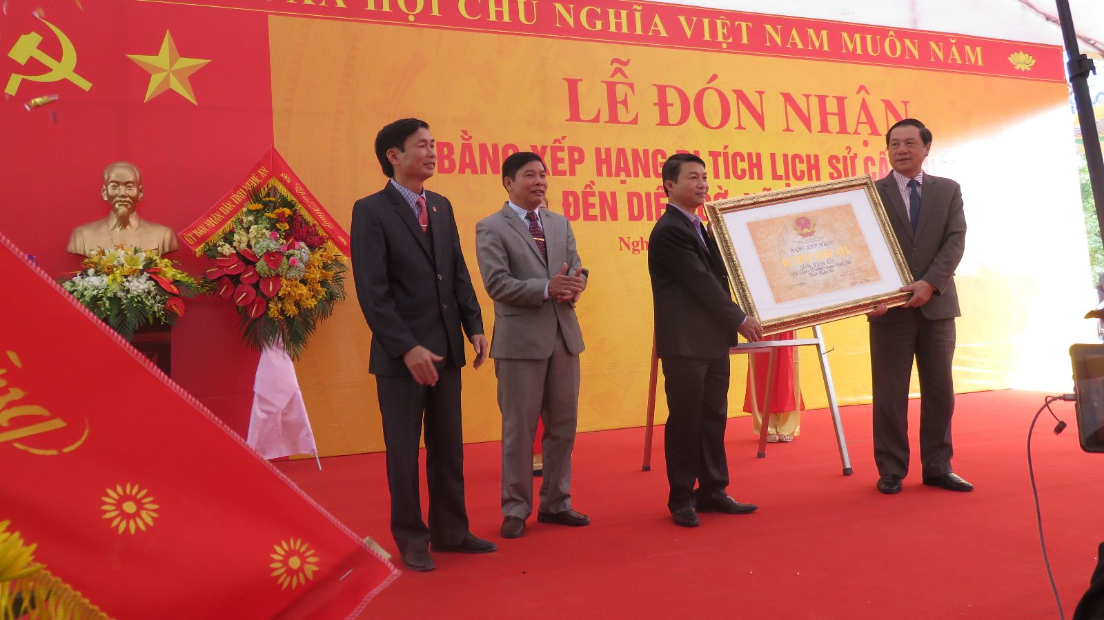 Đ/c Lê Minh Thông trao bằng xếp hạng