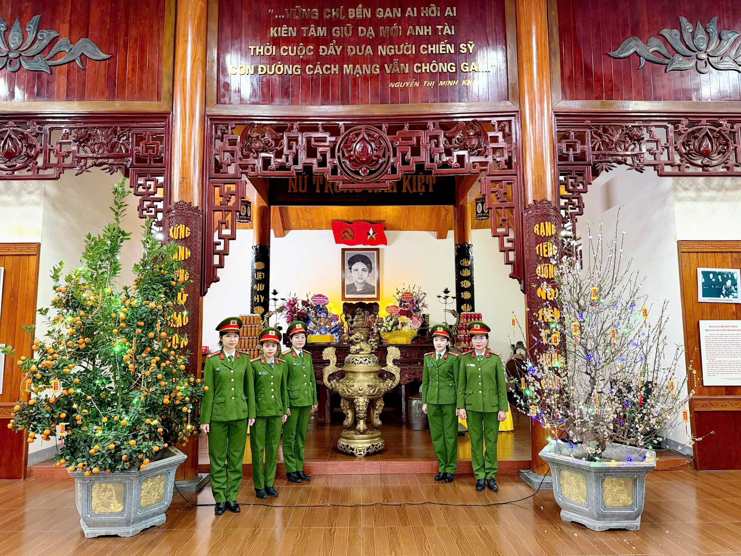 Hội Phụ nữ Phòng Cảnh sát Phòng cháy, chữa cháy và Cứu nạn, cứu hộ dâng hương tưởng niệm đồng chí Nguyễn Thị Minh Khai