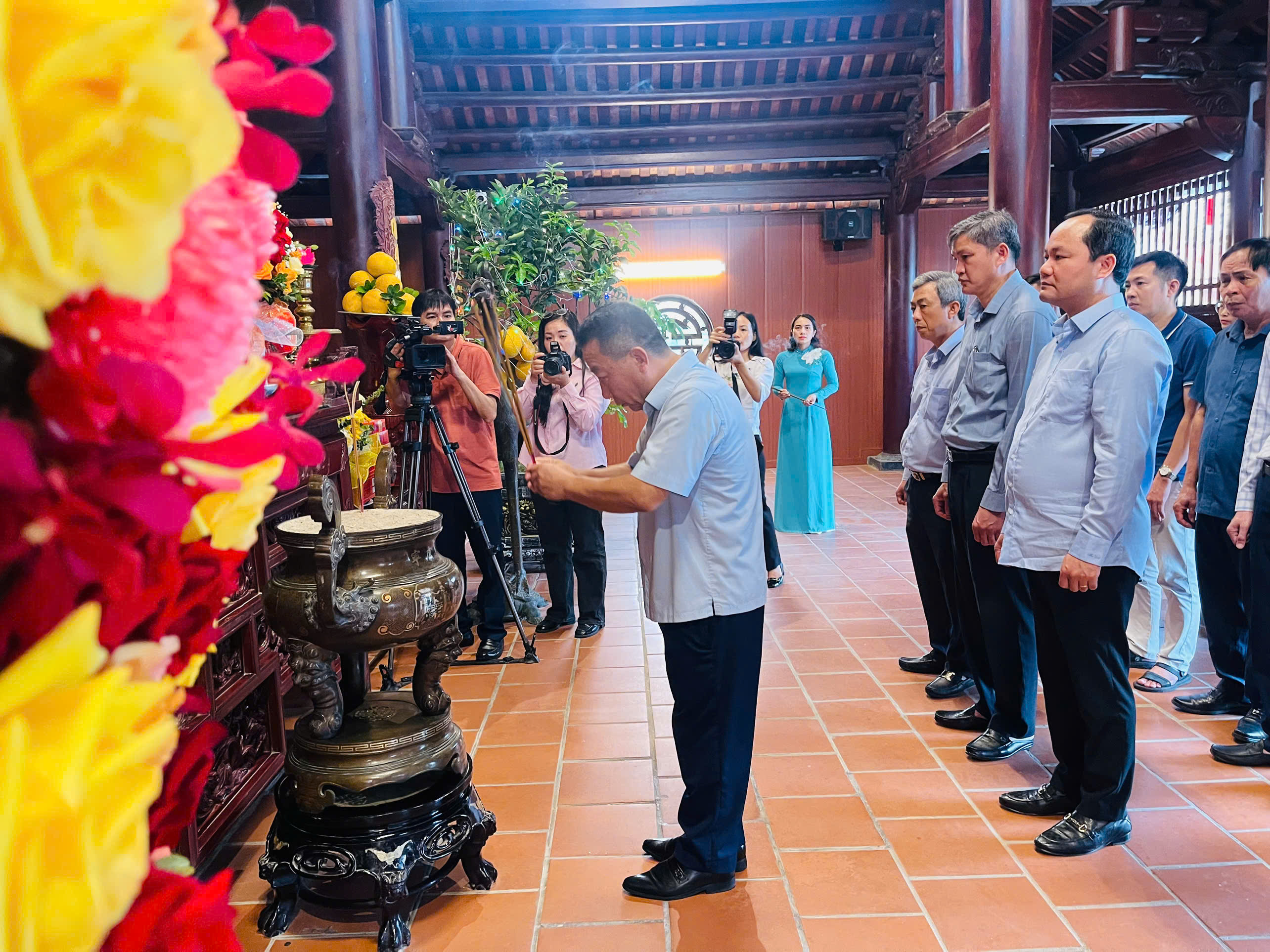 Đoàn đại biểu Ngành Nông nghiệp và Môi trường Nghệ An dâng hương tại di tích TBT Lê Hồng PhongTỔNG BÍ THƯ LÊ HỒNG PHONG.