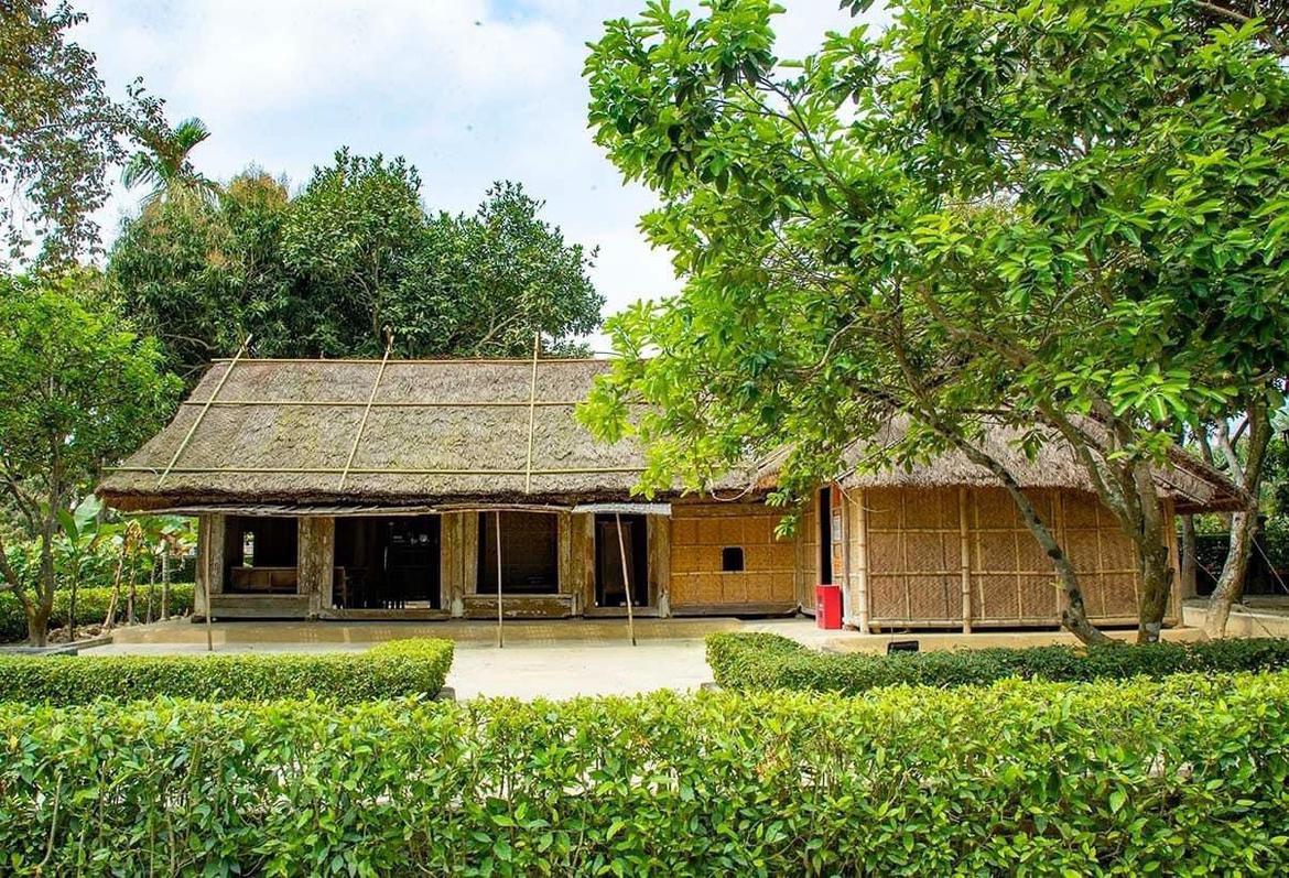 NGÔI NHÀ TRANH NƠI ĐÃ CẤT TIẾNG KHÓC CHÀO ĐỜI VÀ GẮN BÓ THỜI NIÊN THIẾU CỦA ĐỒNG CHÍ LÊ HỒNG PHONG.