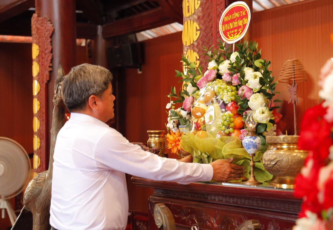 ĐOÀN ĐẠI BIỂU BỘ NÔNG NGHIỆP VÀ PHÁT TRIỂN NÔNG THÔN DÂNG HƯƠNG, DÂNG HOA TẠI DI TÍCH QUỐC GIA KHU LƯU NIỆM TỔNG BÍ THƯ LÊ HỒNG PHONG THUỘC XÃ HƯNG THÔNG, HƯNG NGUYÊN, NGHỆ AN.