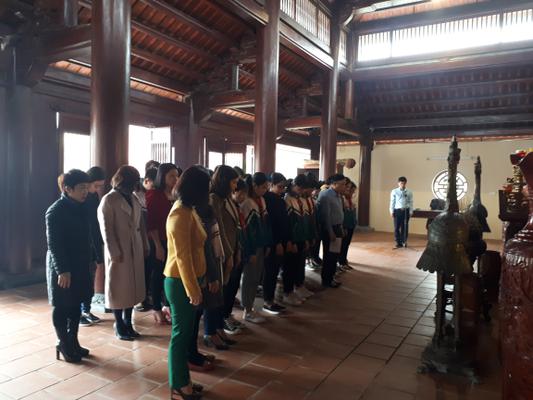 Thầy và trò trường THCS Lê hồng Phong dâng hoa, dâng hương lên Tổng bí thư Lê Hồng Phong trước lúc lên đường dự kỳ thi học sinh giỏi cấp tỉnh năm học 2018- 2019.