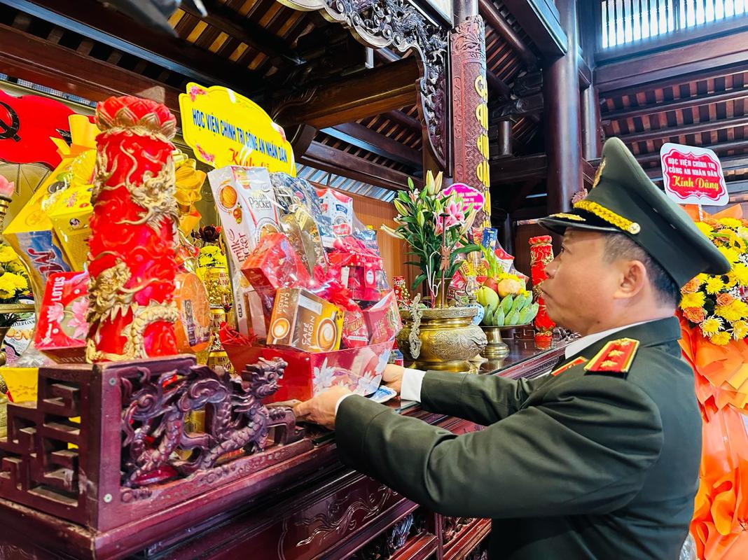 ĐOÀN ĐẠI BIỂU HỌC VIỆN CHÍNH TRỊ CÔNG AN NHÂN DÂN ĐÃ VỀ DÂNG HƯƠNG, DÂNG HOA TẠI DI DÍCH QUỐC GIA KHU LƯU NIỆM TỔNG BÍ THƯ LÊ HỒNG PHONG.