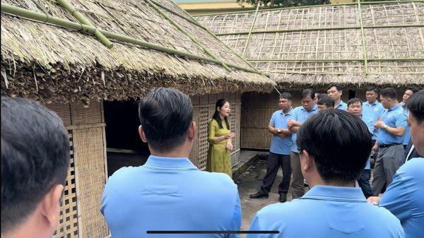 LỚP  CAO CẤP LÝ LUẬN CHÍNH TRỊ K16B09, HỌC VIỆN CHÍNH TRỊ KHU VỰC 4 THAM QUAN DI TÍCH QGĐB PHAN BỘI CHÂU