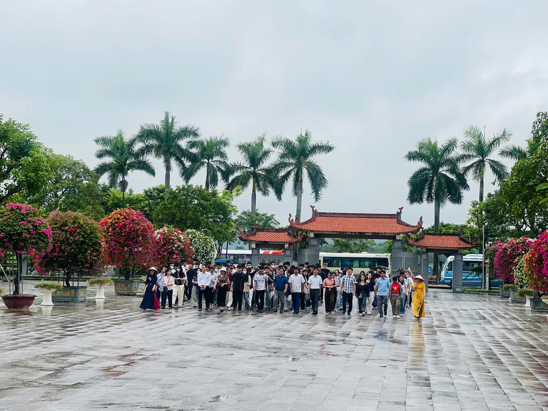 LỚP ĐẢNG VIÊN MỚI KHÓA I NĂM 2025 TRUNG TÂM CHÍNH TRỊ DIỄN CHÂU DÂNG HOA, DÂNG HƯƠNG TBT LÊ HỒNG PHONG TẠI XÃ HƯNG NGUYÊN NAM.