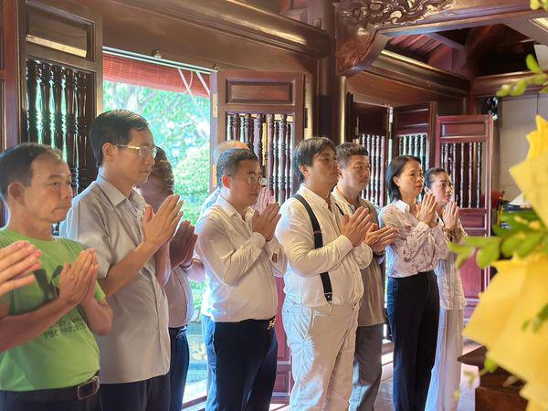 CỰU HỌC SINH TRƯỜNG THPT CHUYÊN PHAN BỘI CHÂU DƯƠNG HƯƠNG TƯỞNG NIỆM CHÍ SỸ YÊU NƯỚC PHAN BỘI CHÂU.