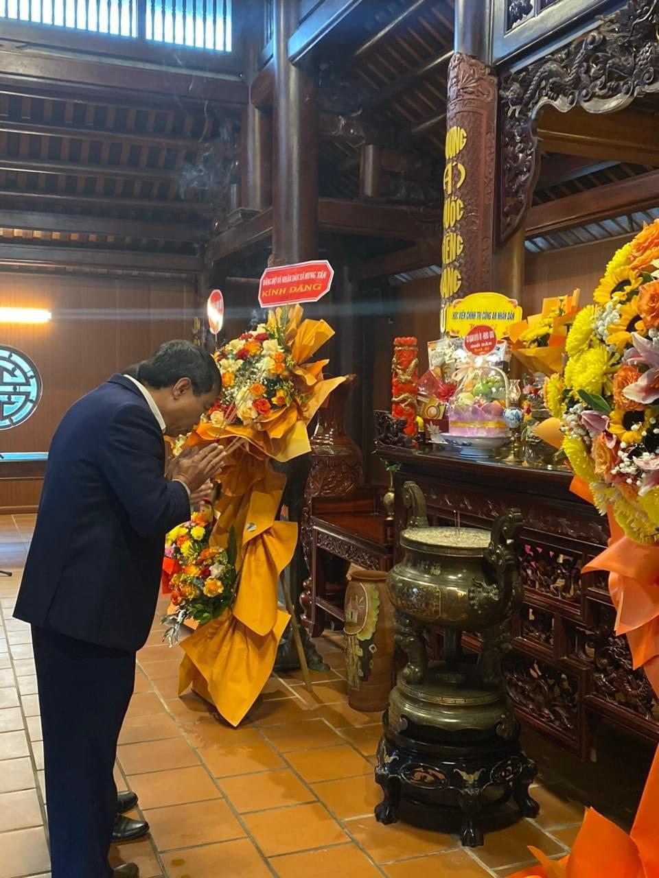 ĐOÀN ĐẠI BIỂU ĐẠI DIỆN ĐẢNG BỘ VÀ NHÂN DÂN XÃ HƯNG TÂN DÂNG HOA, DÂNG HƯƠNG TẠI DI TÍCH QUỐC GIA KHU LƯU NIỆM TBT LÊ HỒNG PHONG