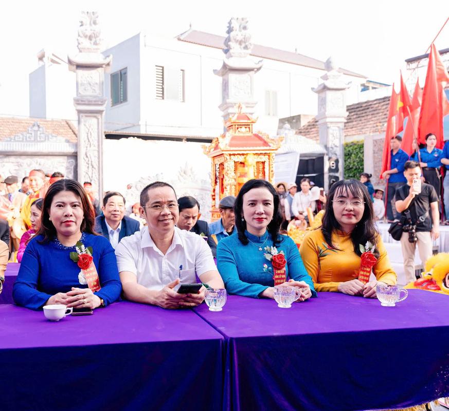 Ảnh: Đại biểu tham dự lễ đ&oacute;n nhận bằng xếp hạng di t&iacute;ch Nh&agrave; thờ đại t&ocirc;n họ Trần Văn v&agrave; Mộ Tr&igrave; uy tướng qu&acirc;n Trần Suất