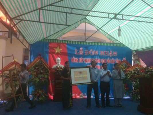 ông Hồ Mậu Thanh, giám đốc Sở, trao bằng xếp hạng