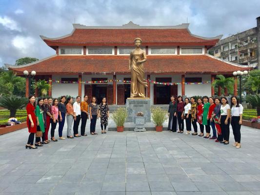 Dâng hoa tưởng niệm tại Nhà lưu niệm đồng chí Nguyễn Thị Minh Khai nhân ngày 20/10