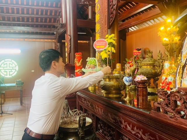 TRƯỜNG THPT LÊ HỒNG PHONG, HÀ NỘI TỔ CHỨC DÂNG HƯƠNG VÀ TRAO TẶNG CÂY XANH LƯU NIỆM TẠI DI TÍCH QUỐC GIA KHU LƯU NIỆM TỔNG BÍ THƯ LÊ HỒNG PHONG