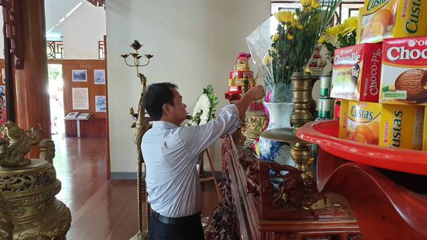 Đoàn đại biểu Sở Nội Vụ, Sở Công thương tỉnh Nghệ An dâng hương dịp lễ 20 tháng 10 tại Nhà lưu niệm đồng chí Nguyễn Thị Minh Khai