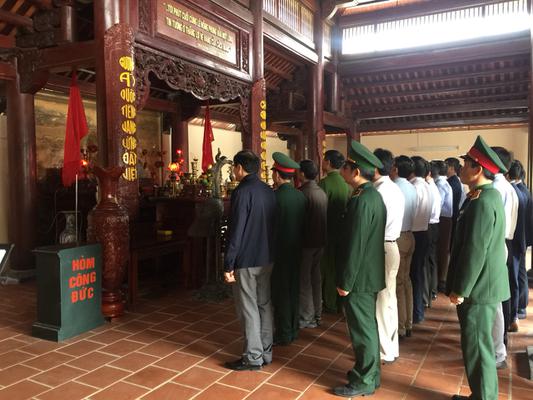 Đoàn Thị ủy- HĐND - UBND – UBMTTQ thị xã Cửa Lò dâng hoa, dâng hương tại khu lưu niệm Tổng Bí thư Lê Hồng Phong.