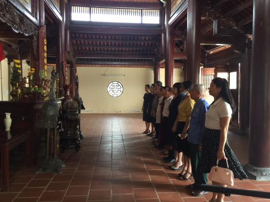 Đoàn đại biểu hội đồng hương Nghệ Tĩnh tại Ninh Bình về dâng hương, dâng hoa tại khu lưu niệm TBT Lê Hồng Phong