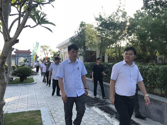 Đoàn đang tiến vào Khu lưu niệm