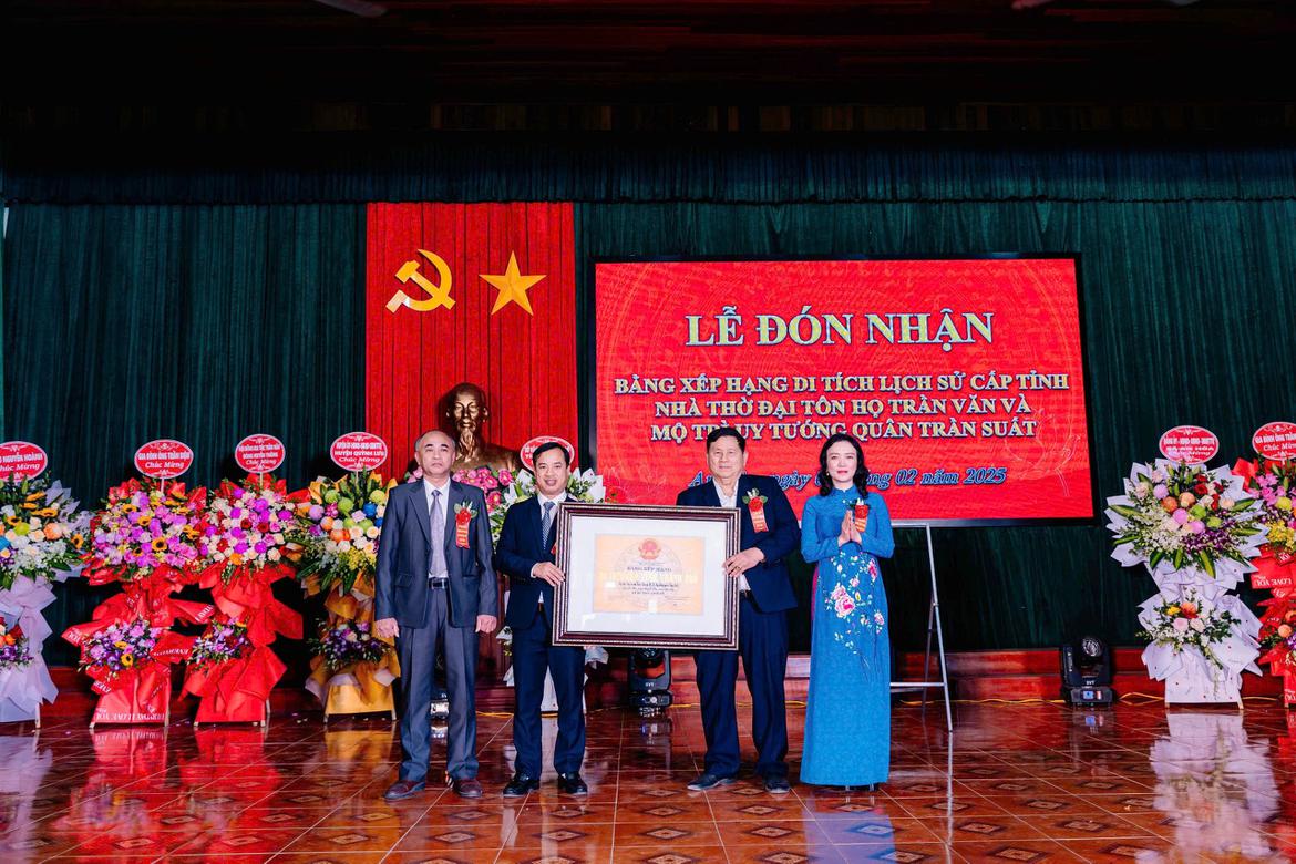 Ảnh: Đ/c Trần Thị Mỹ Hạnh - Tỉnh ủy vi&ecirc;n, Gi&aacute;m đốc Sở VHTT Nghệ An trao bằng xếp hạng di t&iacute;ch lịch sử cấp tỉnh Nh&agrave; thờ họ Trần v&agrave; Mộ Tr&igrave; uy tướng qu&acirc;n Trần Suất