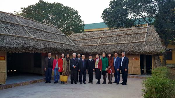 Đoàn chụp ảnh lưu niệm tại ngôi nhà tranh,nơi mà Cụ Phan Bội Châu đã cất tiếng khóc chào đời