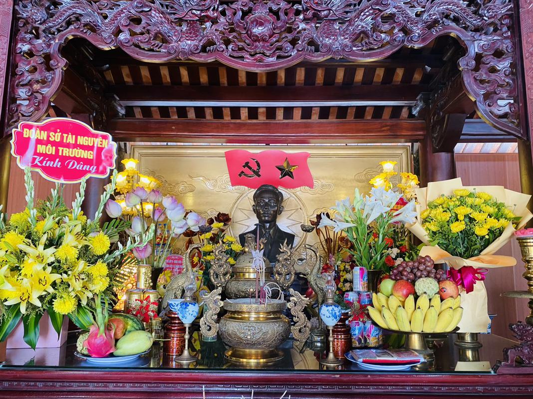 ĐOÀN BẢO HIỂM XÃ HỘI HUYỆN HƯNG NGUYÊN DÂNG HOA, DÂNG HƯƠNG TẠI DI TÍCH QUỐC GIA KHU LƯU NIỆM TỔNG BÍ THƯ LÊ HỒNG PHONG.