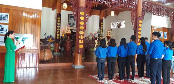 Chi đoàn thanh niên UBND tỉnh Nghệ An dâng hương ngày 26/3/2019 tại nhà lưu niệm đồng chí Nguyễn Thị Minh Khai.