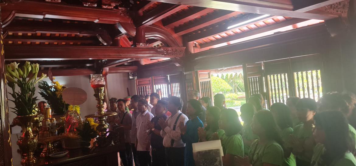 HỘI CỰU HỌC SINH K9 TRƯỜNG THPT CHUYÊN PHAN BỘI CHẤU NIÊN KHOÁ 1980 -1983 DÂNG HOA DÂNG HƯƠNG TƯỞNG NIỆM CHÍ SỸ YÊU NƯỚC PHAN BỘI CHÂU