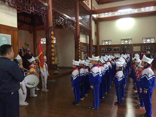 Lễ kết nạp đội viên mới của trường Tiểu Học Quang Trung tại Nhà lưu niệm đồng chí Nguyễn Thị MInh Khai