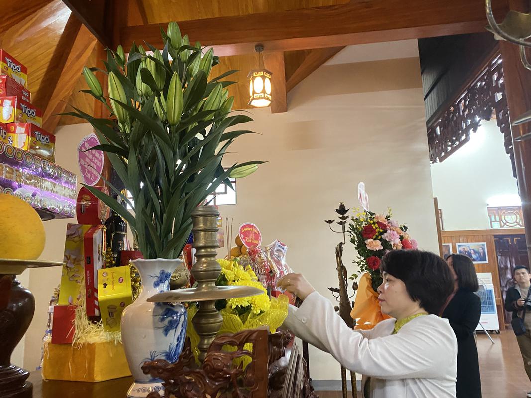 CÔNG ĐOÀN TRƯỜNG ĐẠI HOC VINH DÂNG HOA, DÂNG HƯƠNG TẠI NHÀ LƯU NIỆM ĐỒNG CHÍ NGUYỄN THỊ MINH KHAI NHÂN DỊP 8/3