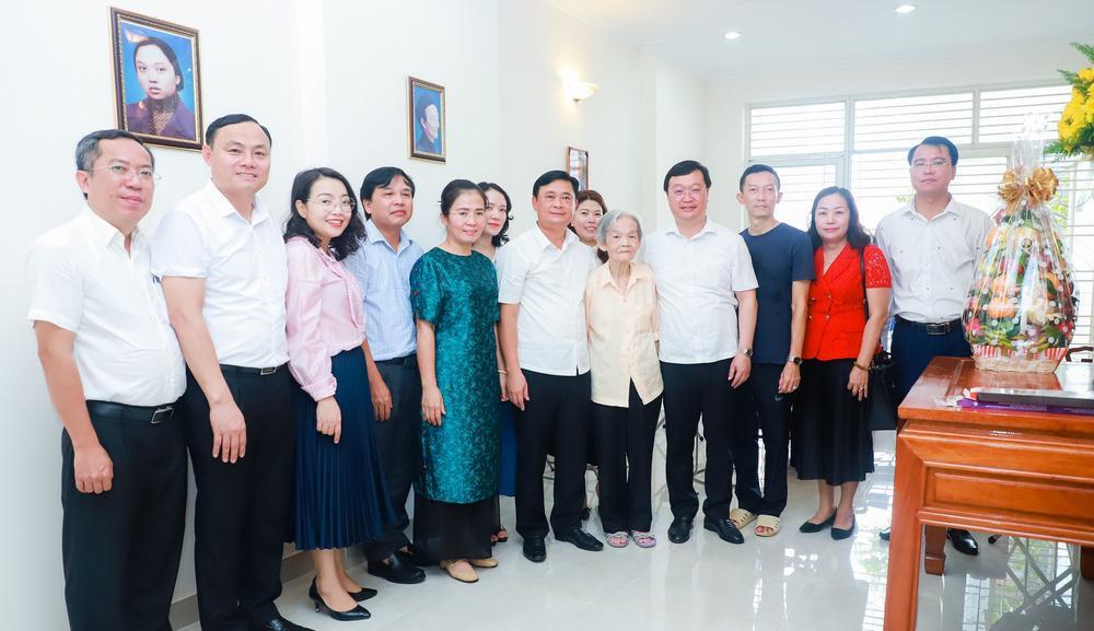 Lãnh đạo tỉnh Nghệ An thăm bà Hồng Minh