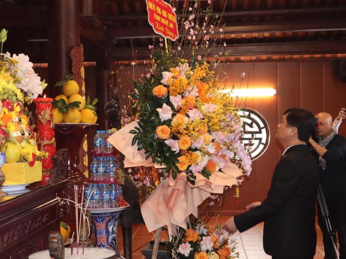 ĐOÀN ĐẠI BIỂU TỈNH ỦY - HĐND - UBND - UBMTTQ TỈNH NGHỆ AN TỔ CHỨC LỄ DÂNG HOA, DÂNG HƯƠNG TẠI DI TÍCH QUỐC GIA KHU LƯU NIỆM TBT LÊ HỒNG PHONG.