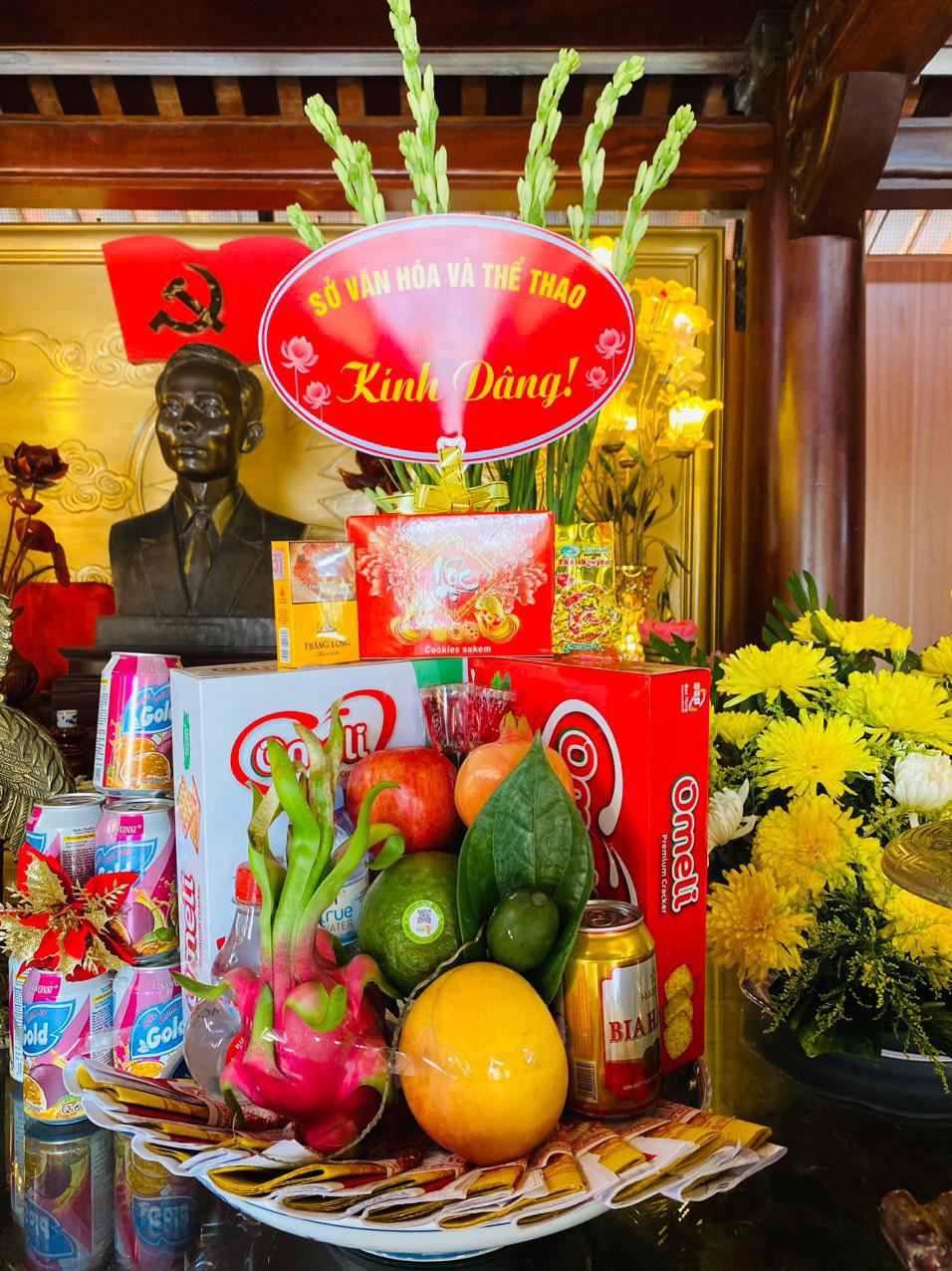 LÃNH ĐẠO SỞ VĂN HÓA VÀ THỂ THAO NGHỆ AN DÂNG HƯƠNG, DÂNG HOA TẠI DI TÍCH QUỐC GIA KHU LƯU NIỆM TỔNG BÍ THƯ LÊ HỒNG PHONG