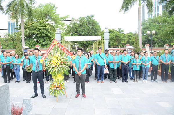 Đoàn tổ chức dâng hương trước tượng đài đ/c Nguyễn Thị Minh Khai