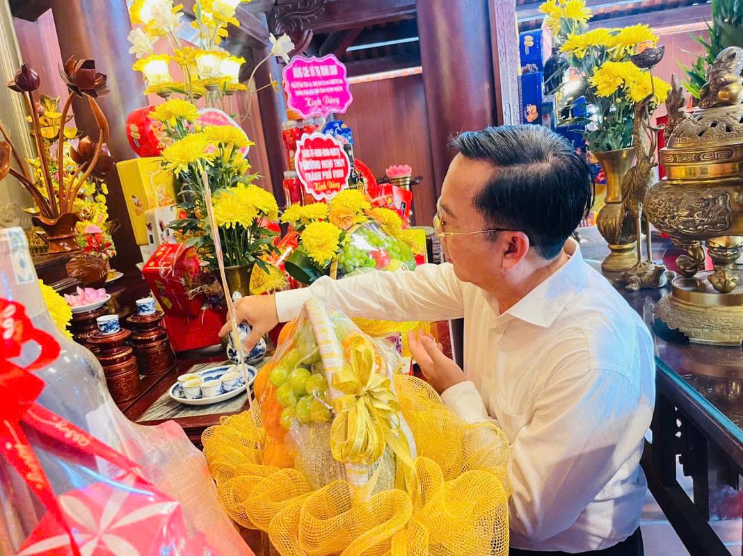 ĐOÀN CÔNG TÁC SỞ VĂN HÓA VÀ THỂ THAO THÀNH PHỐ HỒ CHÍ MINH DÂNG HƯƠNG TẠI DI TÍCH QUỐC GIA KHU LƯU NIỆM TBT LÊ HỒNG PHONG