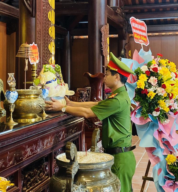 TẬP THỂ ĐẢNG ỦY, LÃNH ĐẠO, CHỈ HUY, CÁN BỘ CHIẾN SĨ CÔNG AN HUYỆN HƯNG NGUYÊN DÂNG HOA, DÂNG HƯƠNG TẠI DI TÍCH QUỐC GIA KHU LƯU NIỆM TỔNG BÍ THƯ LÊ HỒNG PHONG.