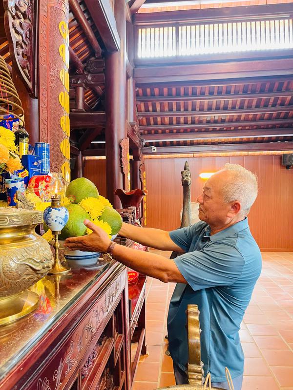 ĐOÀN CỰU HỌC SINH LỚP 10 H  TRƯỜNG THPT LÊ HỒNG PHONG NIÊN KHÓA (1972- 1975) DÂNG HOA, DÂNG HƯƠNG TẠI DI TÍCH QUỐC GIA KHU LƯU NIỆM TỔNG BÍ THƯ LÊ HỒNG PHONG.