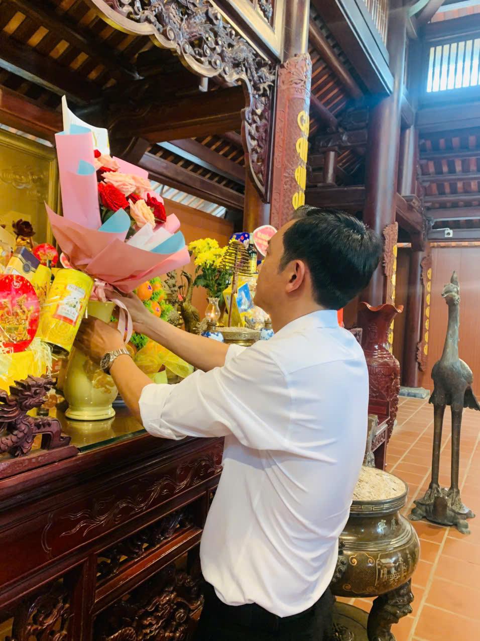 ĐOÀN ĐẠI BIỂU ĐẢNG ỦY - HDND -  UBND - UBMTTQ XÃ THUẬN LONG, QUYNH LƯU DÂNG HƯƠNG TẠI DI TÍCH QUỐC GIA KHU LƯU NIỆM TBT LÊ HỒNG PHONG.