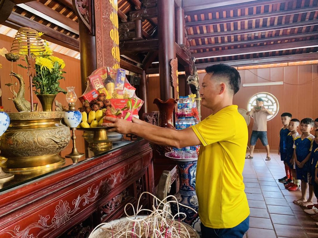 TRUNG TÂM PHÁT TRIỂN BÓNG ĐÁ TRẺ XÃ LONG XÁ DÂNG HƯƠNG, DÂNG HOA TẠI DI TÍCH QUỐC GIA KHU LƯU NIỆM TBT LÊ HỒNG PHONG.