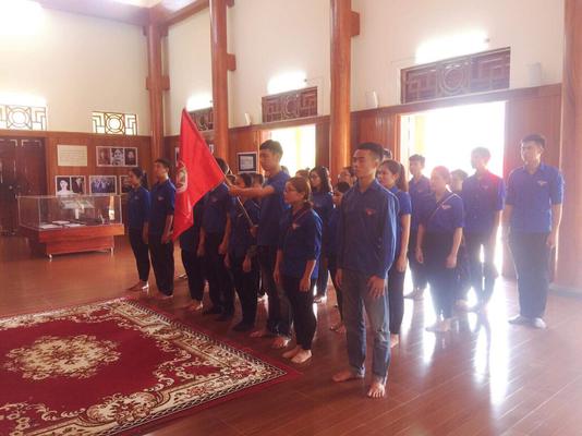 Đoàn thanh niên phường Quang Trung dâng hương tại nhà tưởng niệm Nguyễn Thị Minh Khai