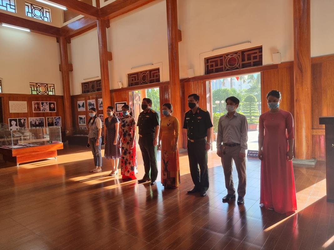 Đoàn công tác Bộ Tư lệnh Bảo vệ Lăng Chủ tịch Hồ Chí Minh trao tặng 04 máy sát khuẩn tự động phòng, chống dịch Covid-19 cho Ban quản lý Di tích tỉnh Nghệ An