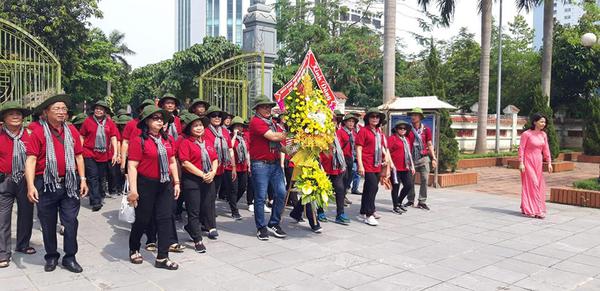 Ban Tuyên giáo Thành ủy thành phố Hồ Chí Minh dâng hoa, dâng hương tại Nhà lưu niệm đồng chí Nguyễn Thị Minh Khai