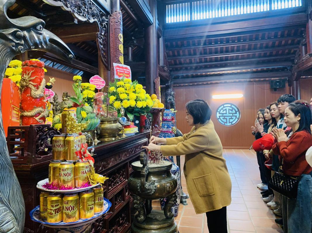 ĐOÀN TRƯỜNG THCS LÊ HỒNG PHONG, HƯNG NGUYÊN, NGHỆ AN VÀ TRƯỜNG THCS LÊ HỒNG PHONG, ĐỨC THỌ, HÀ TĨNH ĐÃ VỀ DÂNG HƯƠNG, DÂNG HOA TẠI DI TÍCH QUỐC GIA KHU LƯU NIỆM TBT LÊ HỒNG PHONG .