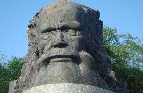 TƯỢNG CỤ PHAN Ở HUẾ