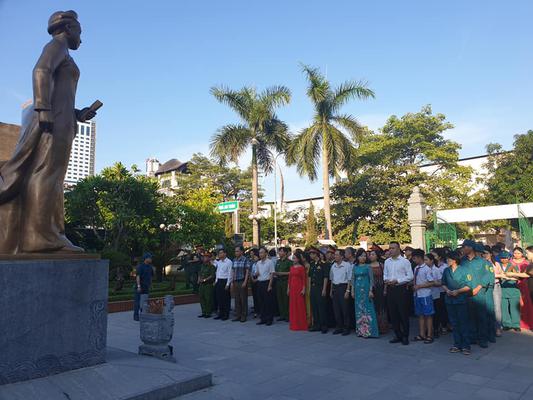 Các đoàn thể tri ân tưởng niệm ngày Thương binh liệt sỹ tại Nhà lưu niệm đồng chí Nguyễn Thị Minh Khai.