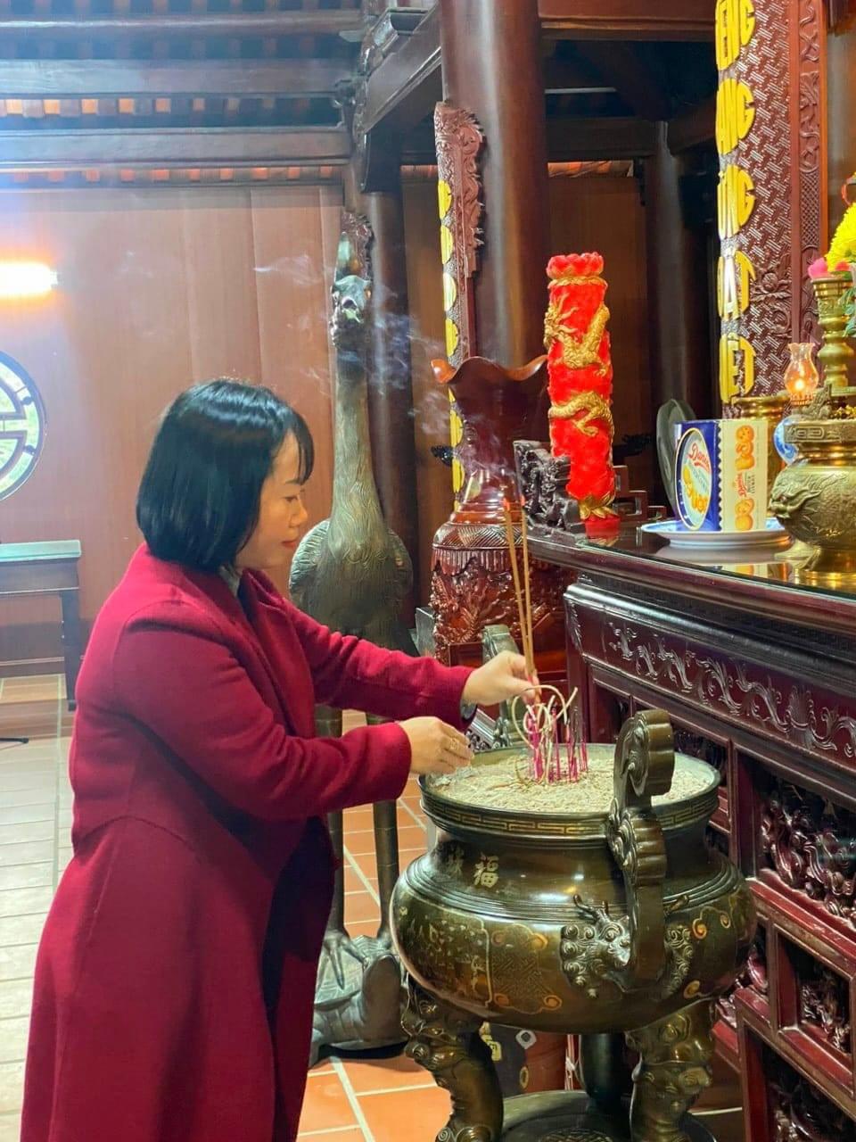 ĐOÀN TRƯỜNG TIỂU HỌC HƯNG THÔNG TỔ CHỨC LỄ DÂNG HƯƠNG, NÓI CHUYỆN VỚI CÁC BÁC CỰU CHIẾN BINH, VẼ TRANH VỀ CÁC CHÚ BỘ ĐỘI NHÂN DỊP KỶ NIỆM 79 NĂM NGÀY THÀNH LẬP QUÂN ĐỘI NHÂN DÂN VIỆT NAM (22/12/1944 - 22/12/2023) TẠI DI TÍCH QUỐC GIA KHU LƯU NIỆM TBT LÊ HỒNG PHONG.