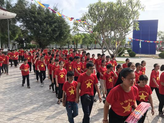 Các em học sinh rất háo hức với hoạt động ngoại khoá này