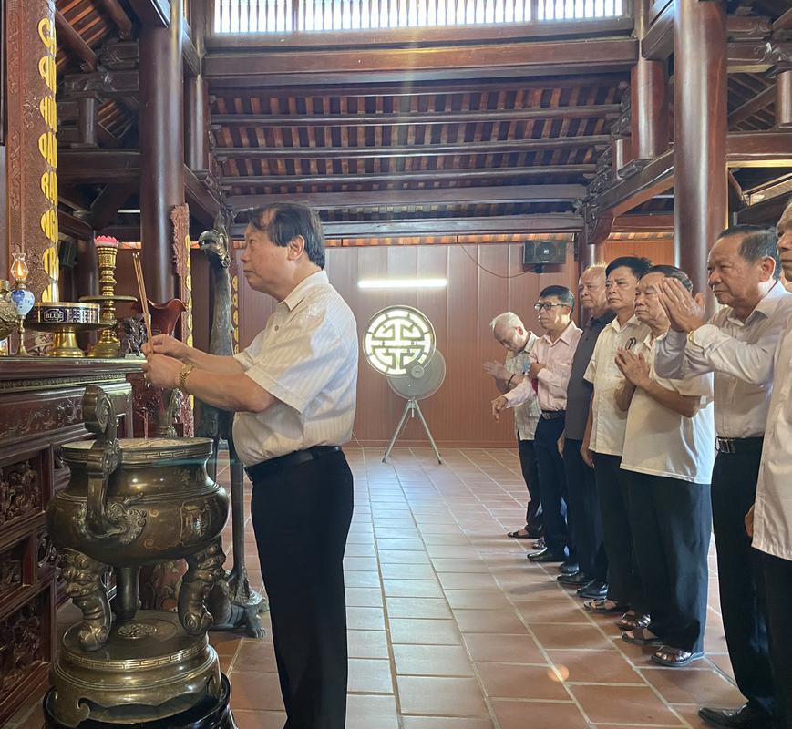 ĐOÀN CÁN BỘ NGUYÊN LÃNH ĐẠO VĂN PHÒNG UBND CÁC TỈNH, THÀNH PHỐ PHÍA BẮC ĐÃ VỀ DÂNG HƯƠNG TẠI DI TÍCH QUỐC GIA KHU LƯU NIỆM TỔNG BÍ THƯ LÊ HỒNG PHONG.