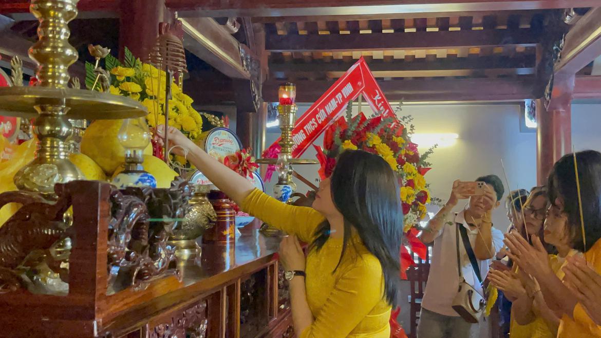 TRƯỜNG THCS CỬA NAM - THÀNH PHỐ VINH DÂNG HƯƠNG TƯỞNG NIỆM CHÍ SỸ YÊU NƯỚC PHAN BỘI CHÂU VÀ THAM QUAN TRẢI NGHIỆM TẠI DI TÍCH QGĐB KHU LƯU NIỆM PHAN BỘI CHÂU!