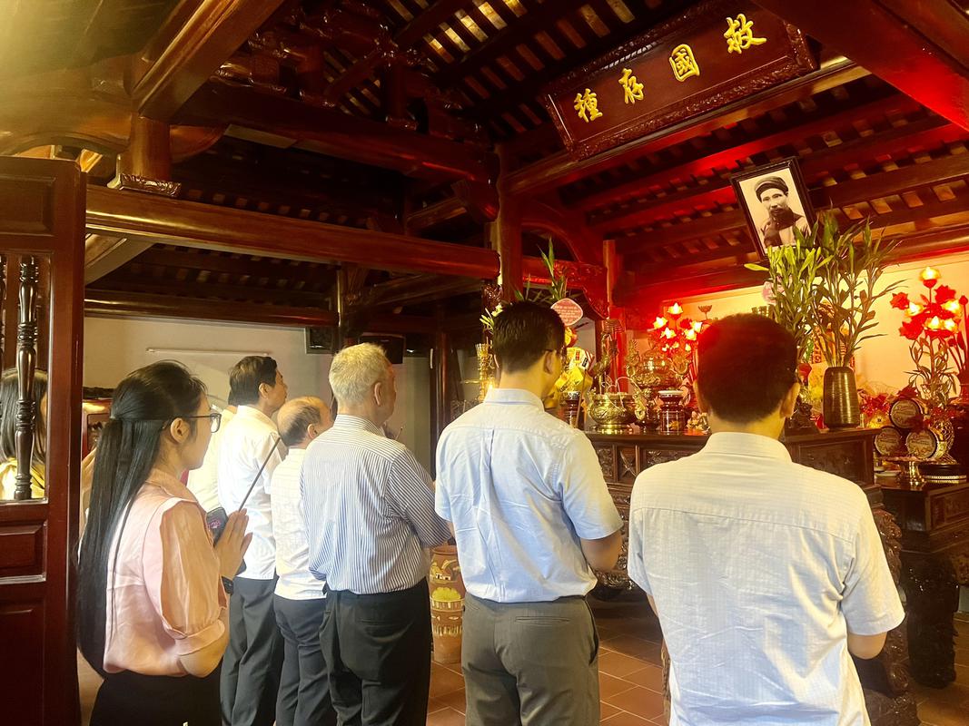 ÔNG HIKAWA HIROSHI - ĐẠI DIỆN QUỸ KHUYẾN HỌC NHẬT BẢN TẠI VIỆT NAM DÂNG HƯƠNG TƯỞNG NIỆM CHÍ SỸ YÊU NƯỚC PHAN BỘI CHÂU.